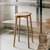 Taburete Soft Edge 82 de madera con reposapiés de Hay para cafés y restaurantes.