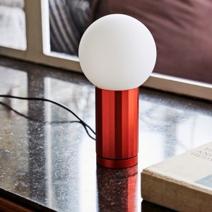 Lámpara sobremesa Turn On Hay. Diseño original y moderno para interiores.