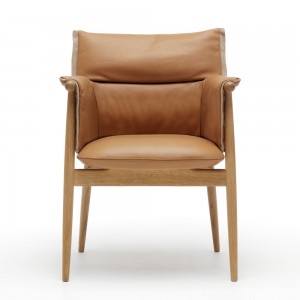 Silla E005 Embrace Chair en piel de Carl Hansen and Son. Sillas nordicas.