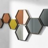 Espejo de pared Visual con marco hexagonal de Sovet Italia. Espejos modernos.