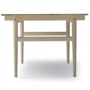 Mesa CH327 extensible de Carl Hansen and Son con un diseño único y moderno.