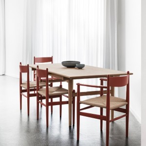 Mesa CH327 extensible de Carl Hansen and Son con un diseño único y moderno.