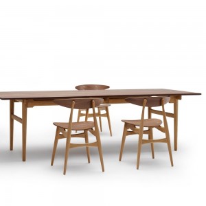 Mesa CH327 extensible de Carl Hansen and Son con un diseño único y moderno.