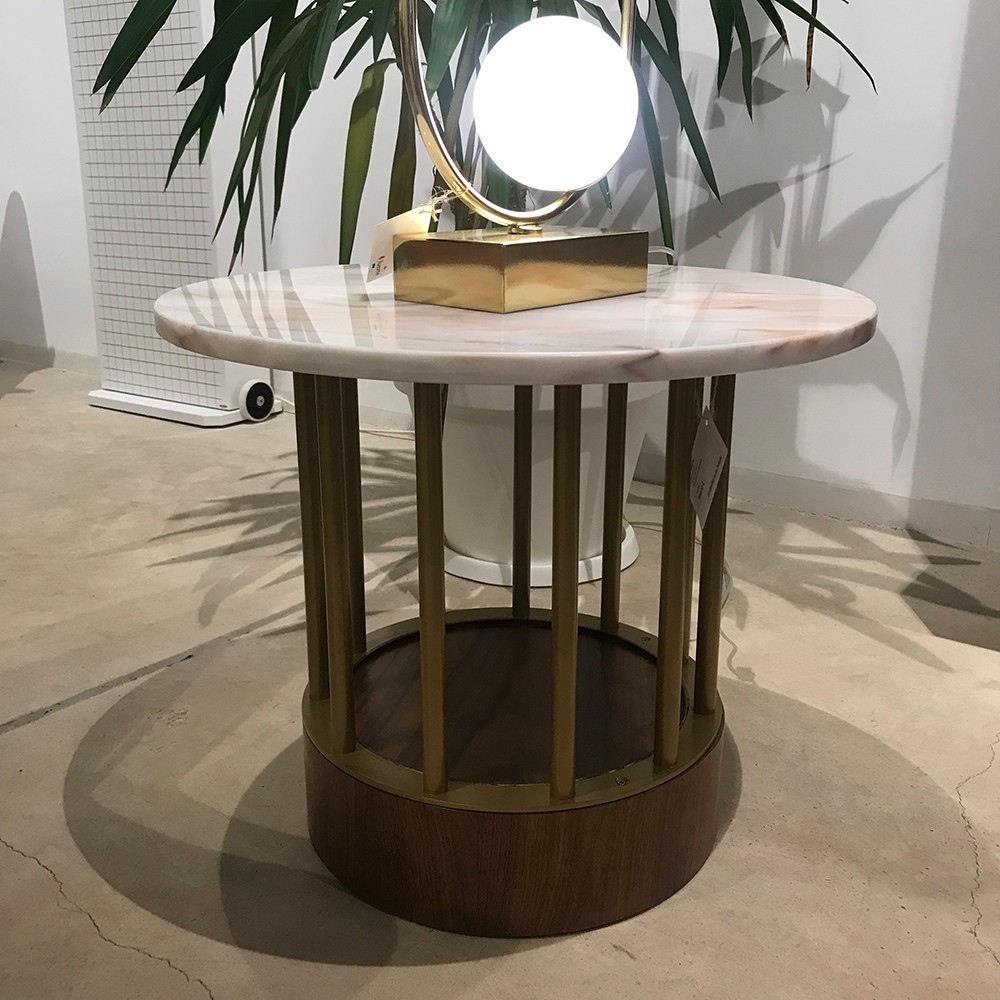 Mesita Eileen oferta de Mambo. Mesita de exposición