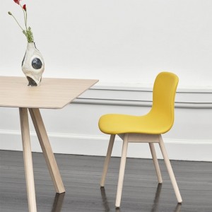 Silla AAC 13 tapizada de Hay, estilo nórdico y asiento tapizado para comedor.