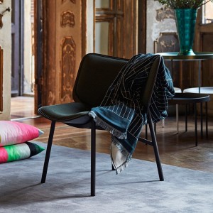 Butaca Dapper para salón de madera con patas de acero de HAY.