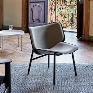 Butaca Dapper para salón de madera con patas de acero de HAY.