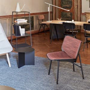 Butaca Dapper para salón de madera con patas de acero de HAY.