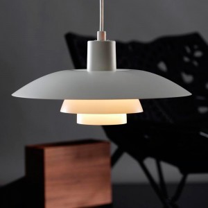 Lámpara PH 4/3 Suspendida de Louis Poulsen de diseño elegante y moderna.