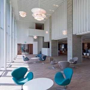 Lámpara PH 5-4½ & PH 6½-6 de Louis Poulsen con diseño moderno y elegante que entrega calidez.