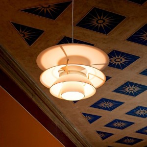 Lámpara PH 5-4½ & PH 6½-6 de Louis Poulsen con diseño moderno y elegante que entrega calidez.