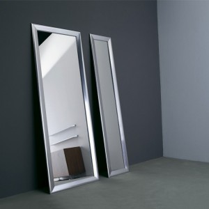 Espejo moderno Yume de aluminio de Horm.