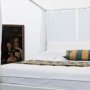 Cama con cabezal y dosel Moheli de Horm. Muebles modernos de diseño italiano.