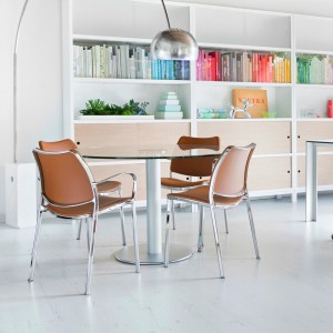 Sillón Gas Cromo Tapizado de Stua. Sillones de diseño moderno para salones u oficinas.