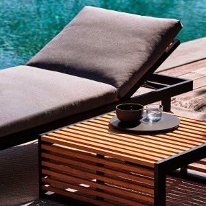 Tumbona reclinable DNA Teca para jardín de Gandia Blasco.