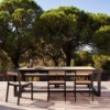 Silla cómoda DNA Teca para exterior de Gandia Blasco.