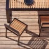 Silla cómoda DNA Teca para exterior de Gandia Blasco.