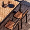 Silla cómoda DNA Teca para exterior de Gandia Blasco.