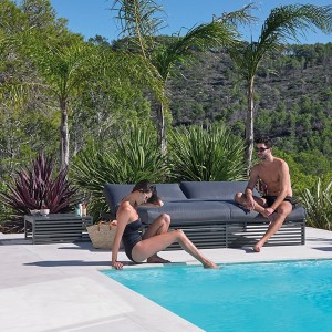 Mesa original Tumbona Dna de Gandia Blasco. Mesa para exteriores de diseño.