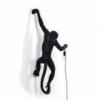 Aplique pared brazo izquierdo de exterior color negro modelo Monkey Hanging de Seletti.