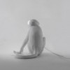 Lámpara sobemesa de resina Monkey Standing color blanco de Seletti para interior o exterior
