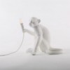 Lámpara sobemesa de resina Monkey Standing color blanco de Seletti para interior o exterior