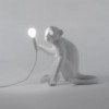 Lámpara sobemesa de resina Monkey Standing color blanco de Seletti para interior o exterior