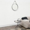 Espejo Strap funcional y minimalista para colgar de Hay. Un diseño moderno y elegante