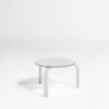 Mesa para la tumbona de diseño Stack de Gandia Blasco para exterior.