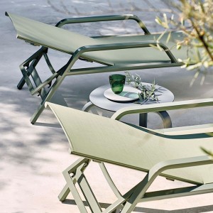 Mesa para la tumbona de diseño Stack de Gandia Blasco para exterior.