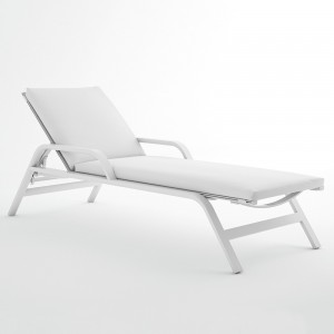 Tumbona con brazos Stack de Gandia Blasco. Tumbona reclinable para terraza.