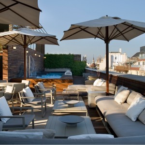 Mesa Flat Baja de Gandía Blasco. Mesa moderna para exterior de aluminio.