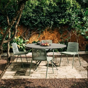 Mesa redonda Aluminio moteado Moai de Fast ideal para espacios exteriores.