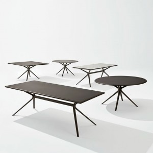 Mesa rectangular Moai de Fast ideal para exteriores. Mesas modernas para terrazas.