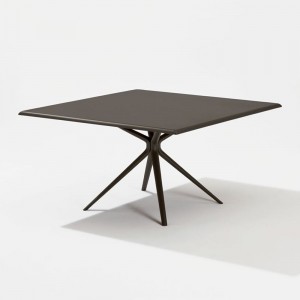 Mesa Moai Cuadrada perfecta para espacios exteriores de Fast. Mesas para terrazas.