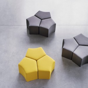 Pouf divertido Pause en diferentes acabados para dormitorio infantil de Softline.