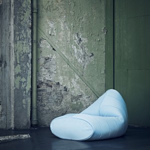 Pouf estilo saco cómodo Sitt para dormitorio de Softline. Poufs de diseño.