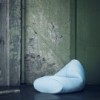Pouf estilo saco cómodo Sitt para dormitorio de Softline. Poufs de diseño.