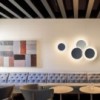 Lámpara aplique de diseño Puck Wall Art triple de Vibia. Lámparas modernas interior.