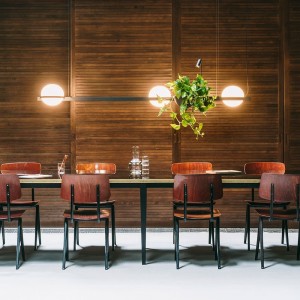 Lámpara suspensión Palma de Vibia. Diseño modeno para iluminación de salón.