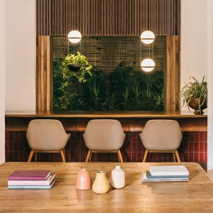 Lámpara suspensión Palma de Vibia. Diseño modeno para iluminación de salón.