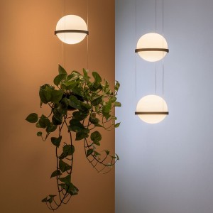 Lámpara suspensión Palma de Vibia. Diseño modeno para iluminación de salón.