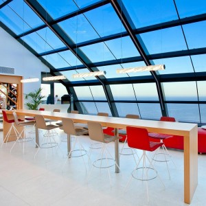 Lámpara suspensión Hugo Horizontal de Slamp. Diseño ideal ideal para oficinas.