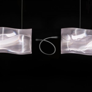 Lámpara suspensión Hugo Horizontal de Slamp. Diseño ideal ideal para oficinas.