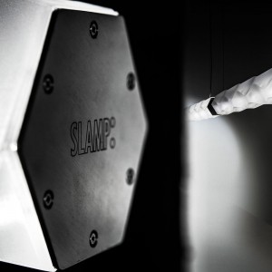 Lámpara suspensión Hugo Horizontal de Slamp. Diseño ideal ideal para oficinas.