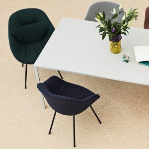 Silla AAC 127 tapizada de Hay. Silla nórdica tapizada.