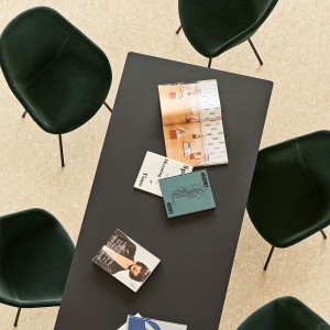 Silla AAC 127 tapizada de Hay. Silla nórdica tapizada.