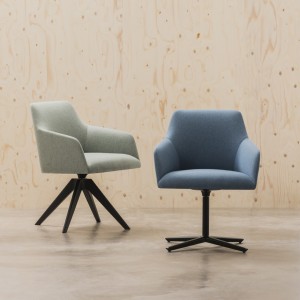 Silla Alya base de madera SI1551 de Andreu World para hogar y oficina.