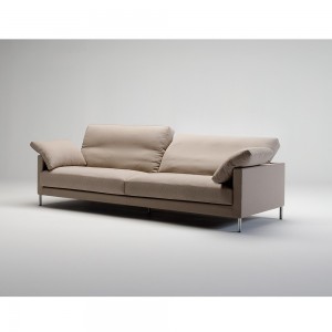 Sofá pies metálicos Monroe de Carmenes.