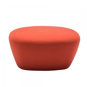 Cómodo reposapiés tapizado asiento auxiliar Beat de  Andreu World.